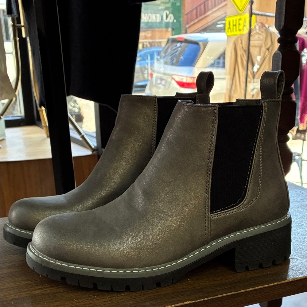 Women's Seven Chelsea Boots in Brown, Size 8